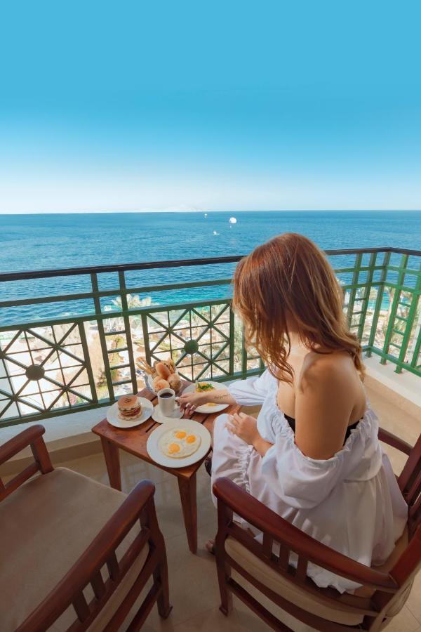 Stella Di Mare Beach Hotel & Spa Sharm el-Sheikh Exterior photo A woman on a balcony