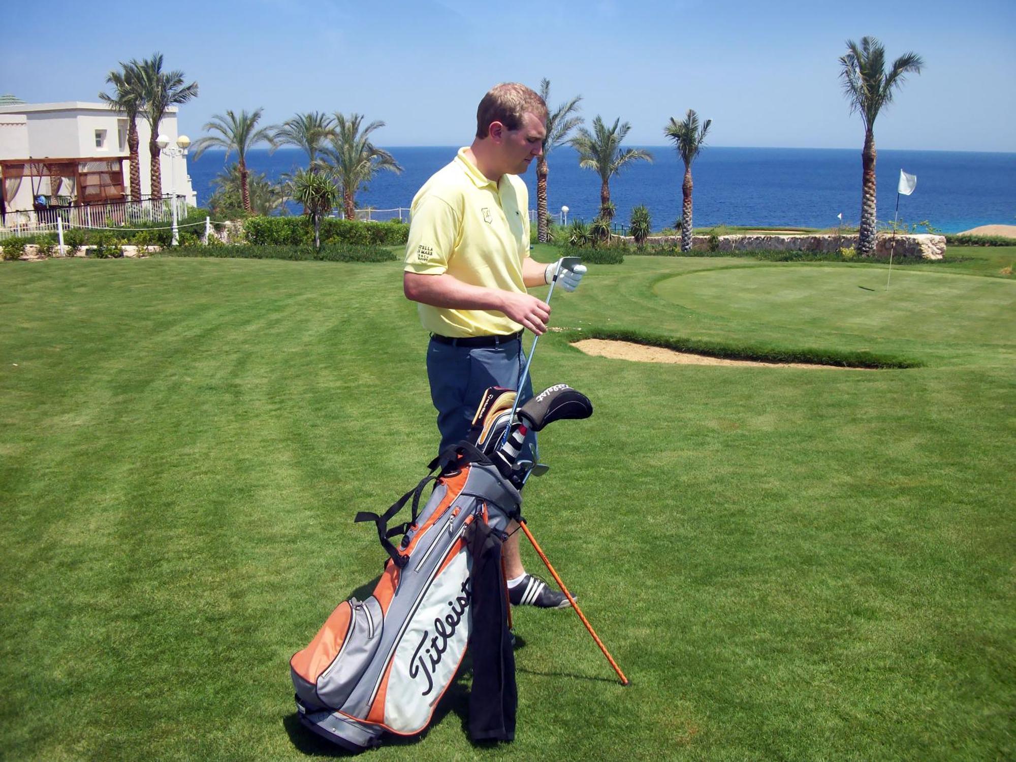 Stella Di Mare Beach Hotel & Spa Sharm el-Sheikh Exterior photo Golf player with a golf bag