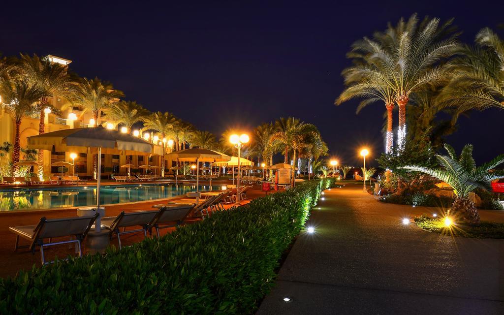 Stella Di Mare Beach Hotel & Spa Sharm el-Sheikh Exterior photo The resort at night