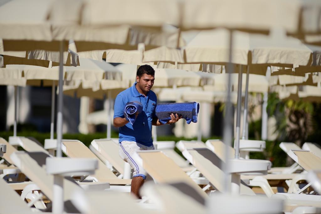 Stella Di Mare Beach Hotel & Spa Sharm el-Sheikh Exterior photo A hotel staff member at work