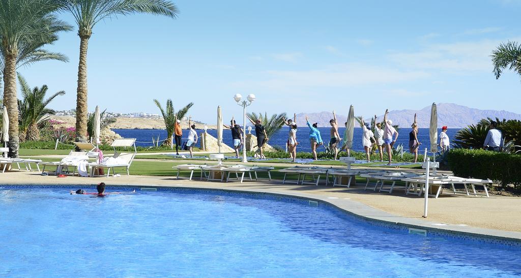 Stella Di Mare Beach Hotel & Spa Sharm el-Sheikh Exterior photo A group of tourists exercising at a resort in Egypt
