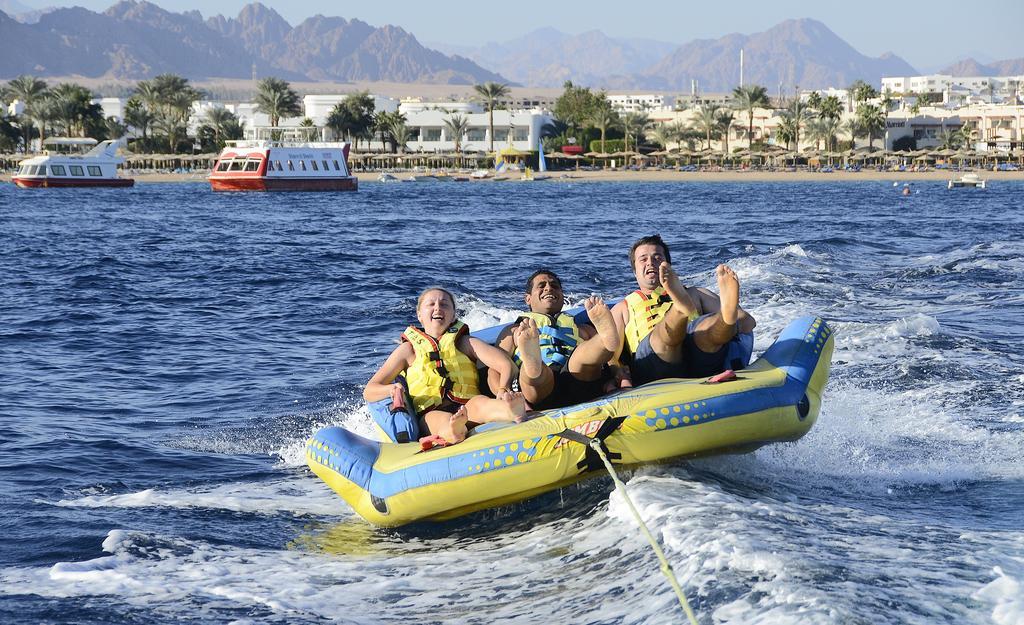 Stella Di Mare Beach Hotel & Spa Sharm el-Sheikh Exterior photo A group of people on a towable float